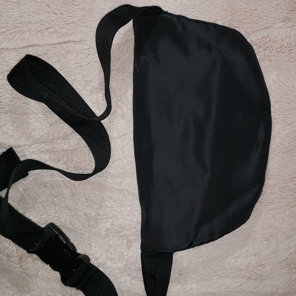 Kedzie Black Nylon Waist Bag/ Fanny Pack- Used Once - Picture 3 of 6